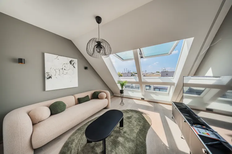 Sophisticated Penthouse – City Views & Comfort